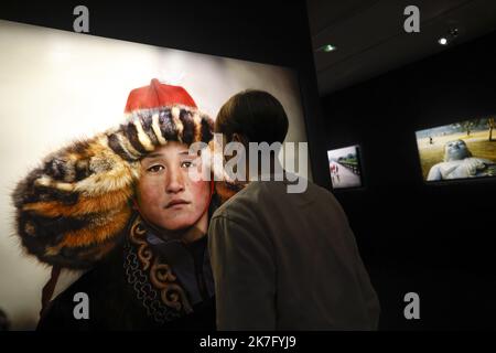 ©PHOTOPQR/LE PARISIEN/olivier corsan ; Paris ; 07/12/2021 ; Paris, France, le 7 décembe 2021. Le photographe Steve McCurry a une exposition de ses meilleures images au musée Maillol à Paris. - Steve McCurry mostra al museo Maillol di Parigi Foto Stock