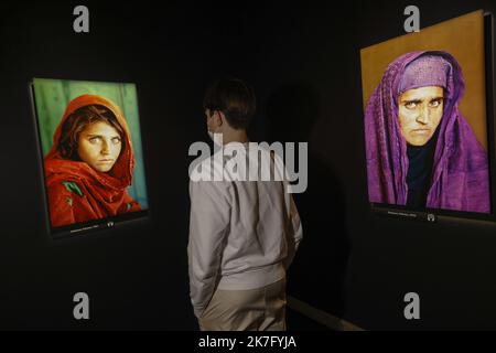 ©PHOTOPQR/LE PARISIEN/olivier corsan ; Paris ; 07/12/2021 ; Paris, France, le 7 décembe 2021. Esposizione du photographe Steve McCurry, de ses meilleures images au musée Maillol à Paris. Parmi ses photos l'une des Plus célèbres : celles de la jeune afgane au yeux verts Sharbat Gula photographhiée à plusieurs années d'intervalle et qui avait fait la une du National Geographic. - Steve McCurry mostra al museo Maillol di Parigi Foto Stock