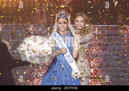 ©PHOTOPQR/LE PARISIEN/Fred Dugit ; Caen ; 12/12/2021 ; Culture / Télévision Zénith de Caen (14), le 11 décembre 2021 election de Miss France 2022 Miss Ile de France est la gagnante Photo LP / Frédéric DugitMiss Ile de France , Diane Leyre, est Miss France 2022 Miss France 2022 cerimonia elettorale Foto Stock