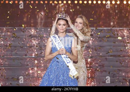 ©PHOTOPQR/LE PARISIEN/Fred Dugit ; Caen ; 12/12/2021 ; Culture / Télévision Zénith de Caen (14), le 11 décembre 2021 election de Miss France 2022 Miss Ile de France est la gagnante Photo LP / Frédéric DugitMiss Ile de France , Diane Leyre, est Miss France 2022 Miss France 2022 cerimonia elettorale Foto Stock