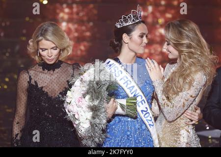 ©PHOTOPQR/LE PARISIEN/Fred Dugit ; Caen ; 12/12/2021 ; Culture / Télévision Zénith de Caen (14), le 11 décembre 2021 election de Miss France 2022 Miss Ile de France est la gagnante Photo LP / Frédéric DugitMiss Ile de France , Diane Leyre, est Miss France 2022 Miss France 2022 cerimonia elettorale Foto Stock