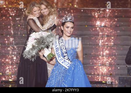 ©PHOTOPQR/LE PARISIEN/Fred Dugit ; Caen ; 12/12/2021 ; Culture / Télévision Zénith de Caen (14), le 11 décembre 2021 election de Miss France 2022 Miss Ile de France est la gagnante Photo LP / Frédéric DugitMiss Ile de France , Diane Leyre, est Miss France 2022 Miss France 2022 cerimonia elettorale Foto Stock