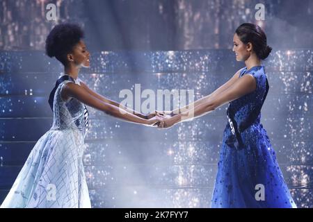 ©PHOTOPQR/LE PARISIEN/Fred Dugit ; Caen ; 12/12/2021 ; Culture / Télévision Zénith de Caen (14), le 11 décembre 2021 Election de Miss France 2022 Miss Ile de France est la gagnante Photo LP / Frédéric Dugit Miss France 2022 cerimonia elettorale Foto Stock