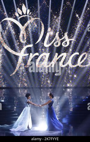 ©PHOTOPQR/LE PARISIEN/Fred Dugit ; Caen ; 12/12/2021 ; Culture / Télévision Zénith de Caen (14), le 11 décembre 2021 Election de Miss France 2022 Miss Ile de France est la gagnante Photo LP / Frédéric Dugit Miss France 2022 cerimonia elettorale Foto Stock