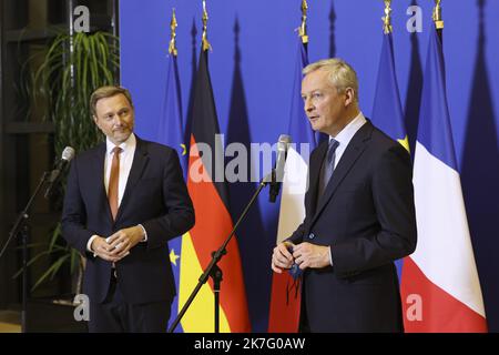 ©Sebastien Muylaert/MAXPPP - il ministro francese dell'Economia e delle Finanze Bruno le Maire e il ministro tedesco delle Finanze Christian Lindner partecipano ad una conferenza stampa congiunta presso il ministero delle Finanze di Bercy a Parigi. 13.12.2021 Foto Stock