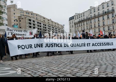 ©Jan Schmidt-Whitley/le Pictorium/MAXPPP - Jan Schmidt-Whitley/le Pictorium - 15/12/2021 - Francia / Parigi / Parigi - Grande banderole reclaant une justice de qualite. Mercredi 15 dicembre 2021, les magistrats, avocats et greffiers se mobilizent devant Bercy, le ministere de l'Economie et des finances pour denoncer leurs conditions de travail. C'est le suicide de Charlotte, magistrate dans le Pas-de-Calais, qui a declenche la colere du monde judicaire. Apres avoir publie une tribune dans le Monde, en novembre dernier, cessionario par Plus de 5 200 magistrats, 1 200 greffiers et 500 magistrats, les Foto Stock