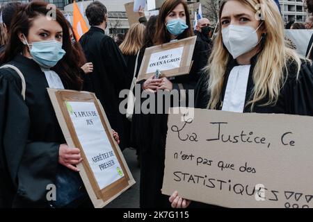 ©Jan Schmidt-Whitley/le Pictorium/MAXPPP - Jan Schmidt-Whitley/le Pictorium - 15/12/2021 - Francia / Parigi / Parigi - Mercredi 15 dicembre 2021, les magistrats, avocats et greffiers se mobilizent devant Bercy, le ministere de l'Economie et des finances pour denoncer leurs conditions de travail. C'est le suicide de Charlotte, magistrate dans le Pas-de-Calais, qui a declenche la colere du monde judicaire. Apres avoir publie une tribune dans le Monde, en novembre dernier, cessionario par Plus de 5 200 magistrats, 1 200 greffiers et 500 magistrats, les professionnels appellent a la greve ce mercredi. / Foto Stock