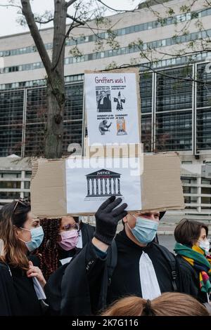 ©Jan Schmidt-Whitley/le Pictorium/MAXPPP - Jan Schmidt-Whitley/le Pictorium - 15/12/2021 - Francia / Parigi / Parigi - Panneau denoncant les conditions de travail des greffiers. Mercredi 15 dicembre 2021, les magistrats, avocats et greffiers se mobilizent devant Bercy, le ministere de l'Economie et des finances pour denoncer leurs conditions de travail. C'est le suicide de Charlotte, magistrate dans le Pas-de-Calais, qui a declenche la colere du monde judicaire. Apres avoir publie une tribune dans le Monde, en novembre dernier, cessionario par Plus de 5 200 magistrats, 1 200 greffiers et 500 magistra Foto Stock