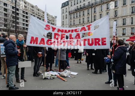 ©Jan Schmidt-Whitley/le Pictorium/MAXPPP - Jan Schmidt-Whitley/le Pictorium - 15/12/2021 - Francia / Parigi / Parigi - banderole du Syndicat de la Magistrature. Mercredi 15 dicembre 2021, les magistrats, avocats et greffiers se mobilizent devant Bercy, le ministere de l'Economie et des finances pour denoncer leurs conditions de travail. C'est le suicide de Charlotte, magistrate dans le Pas-de-Calais, qui a declenche la colere du monde judicaire. Apres avoir publie une tribune dans le Monde, en novembre dernier, cessionario par Plus de 5 200 magistrats, 1 200 greffiers et 500 magistrats, les profissio Foto Stock