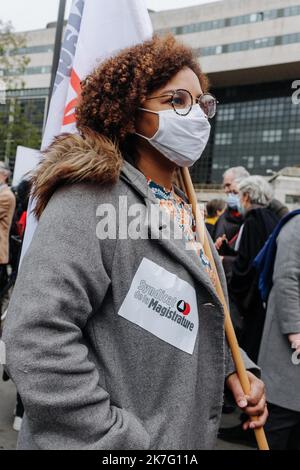 ©Jan Schmidt-Whitley/le Pictorium/MAXPPP - Jan Schmidt-Whitley/le Pictorium - 15/12/2021 - Francia / Parigi / Parigi - une manifestante avec un autocollant du Syndicat de la Magistrature. Mercredi 15 dicembre 2021, les magistrats, avocats et greffiers se mobilizent devant Bercy, le ministere de l'Economie et des finances pour denoncer leurs conditions de travail. C'est le suicide de Charlotte, magistrate dans le Pas-de-Calais, qui a declenche la colere du monde judicaire. Apres avoir publie une tribune dans le Monde, en novembre dernier, cessionario par Plus de 5 200 magistrats, 1 200 greffiers et 50 Foto Stock