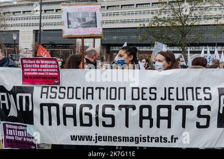 ©Jan Schmidt-Whitley/le Pictorium/MAXPPP - Jan Schmidt-Whitley/le Pictorium - 15/12/2021 - France / Paris / Paris - banderole de l'Association des jeunes magistrats. Mercredi 15 dicembre 2021, les magistrats, avocats et greffiers se mobilizent devant Bercy, le ministere de l'Economie et des finances pour denoncer leurs conditions de travail. C'est le suicide de Charlotte, magistrate dans le Pas-de-Calais, qui a declenche la colere du monde judicaire. Apres avoir publie une tribune dans le Monde, en novembre dernier, cessionario par Plus de 5 200 magistrats, 1 200 greffiers et 500 magistrats, les p Foto Stock