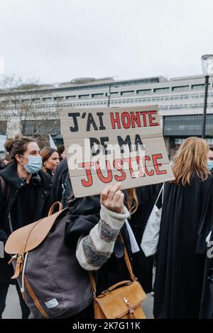 ©Jan Schmidt-Whitley/le Pictorium/MAXPPP - Jan Schmidt-Whitley/le Pictorium - 15/12/2021 - Francia / Parigi / Parigi - Panneau 'J'ai honte de la justice'. Mercredi 15 dicembre 2021, les magistrats, avocats et greffiers se mobilizent devant Bercy, le ministere de l'Economie et des finances pour denoncer leurs conditions de travail. C'est le suicide de Charlotte, magistrate dans le Pas-de-Calais, qui a declenche la colere du monde judicaire. Apres avoir publique une tribune dans le Monde, en novembre dernier, cessionario par Plus de 5 200 magistrats, 1 200 greffiers et 500 magistrats, les professionnels Foto Stock