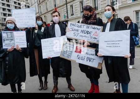 ©Jan Schmidt-Whitley/le Pictorium/MAXPPP - Jan Schmidt-Whitley/le Pictorium - 15/12/2021 - Francia / Parigi / Parigi - Mercredi 15 dicembre 2021, les magistrats, avocats et greffiers se mobilizent devant Bercy, le ministere de l'Economie et des finances pour denoncer leurs conditions de travail. C'est le suicide de Charlotte, magistrate dans le Pas-de-Calais, qui a declenche la colere du monde judicaire. Apres avoir publie une tribune dans le Monde, en novembre dernier, cessionario par Plus de 5 200 magistrats, 1 200 greffiers et 500 magistrats, les professionnels appellent a la greve ce mercredi. / Foto Stock