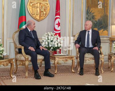 ©Yassine Mahjoub/MAXPPP - il presidente algerino Abdelmadidid Tebboune inizia una visita di Stato di due giorni in Tunisia mercoledì 15 e 16 dicembre su invito del suo omologo tunisino, KavØs SavØed, che lo ha ricevuto all'aeroporto di Tunisi-Cartagine e al palazzo di Cartagine. La visita ufficiale del Presidente algerino mira a 'rafforzare i legami di fraternità e le relazioni di cooperazione e partenariato, nonché a consolidare la consultazione e il coordinamento tra i leader dei due paesi su temi di attualità regionale e internazionale. Presidenza tunisina. Foto Stock