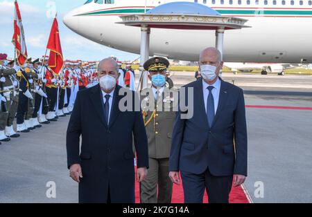 ©Yassine Mahjoub/MAXPPP - il presidente algerino Abdelmadidid Tebboune inizia una visita di Stato di due giorni in Tunisia mercoledì 15 e 16 dicembre su invito del suo omologo tunisino, KavØs SavØed, che lo ha ricevuto all'aeroporto di Tunisi-Cartagine e al palazzo di Cartagine. La visita ufficiale del Presidente algerino mira a 'rafforzare i legami di fraternità e le relazioni di cooperazione e partenariato, nonché a consolidare la consultazione e il coordinamento tra i leader dei due paesi su temi di attualità regionale e internazionale. Presidenza tunisina. Foto Stock