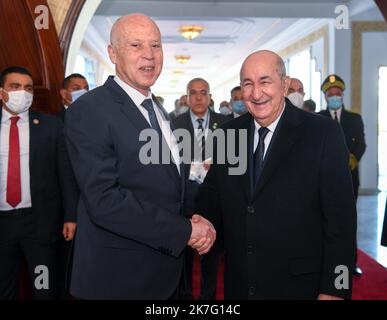 ©Yassine Mahjoub/MAXPPP - il presidente algerino Abdelmadidid Tebboune inizia una visita di Stato di due giorni in Tunisia mercoledì 15 e 16 dicembre su invito del suo omologo tunisino, KavØs SavØed, che lo ha ricevuto all'aeroporto di Tunisi-Cartagine e al palazzo di Cartagine. La visita ufficiale del Presidente algerino mira a 'rafforzare i legami di fraternità e le relazioni di cooperazione e partenariato, nonché a consolidare la consultazione e il coordinamento tra i leader dei due paesi su temi di attualità regionale e internazionale. Presidenza tunisina. Foto Stock