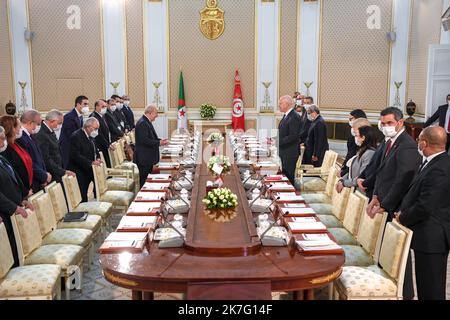 ©Yassine Mahjoub/MAXPPP - il presidente algerino Abdelmadidid Tebboune inizia una visita di Stato di due giorni in Tunisia mercoledì 15 e 16 dicembre su invito del suo omologo tunisino, KavØs SavØed, che lo ha ricevuto all'aeroporto di Tunisi-Cartagine e al palazzo di Cartagine. La visita ufficiale del Presidente algerino mira a 'rafforzare i legami di fraternità e le relazioni di cooperazione e partenariato, nonché a consolidare la consultazione e il coordinamento tra i leader dei due paesi su temi di attualità regionale e internazionale. Presidenza tunisina. Foto Stock