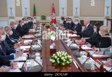 ©Yassine Mahjoub/MAXPPP - il presidente algerino Abdelmadidid Tebboune inizia una visita di Stato di due giorni in Tunisia mercoledì 15 e 16 dicembre su invito del suo omologo tunisino, KavØs SavØed, che lo ha ricevuto all'aeroporto di Tunisi-Cartagine e al palazzo di Cartagine. La visita ufficiale del Presidente algerino mira a 'rafforzare i legami di fraternità e le relazioni di cooperazione e partenariato, nonché a consolidare la consultazione e il coordinamento tra i leader dei due paesi su temi di attualità regionale e internazionale. Presidenza tunisina. Foto Stock