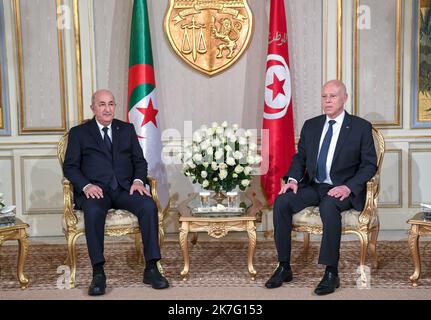 ©Yassine Mahjoub/MAXPPP - il presidente algerino Abdelmadidid Tebboune inizia una visita di Stato di due giorni in Tunisia mercoledì 15 e 16 dicembre su invito del suo omologo tunisino, KavØs SavØed, che lo ha ricevuto all'aeroporto di Tunisi-Cartagine e al palazzo di Cartagine. La visita ufficiale del Presidente algerino mira a 'rafforzare i legami di fraternità e le relazioni di cooperazione e partenariato, nonché a consolidare la consultazione e il coordinamento tra i leader dei due paesi su temi di attualità regionale e internazionale. Presidenza tunisina. Foto Stock