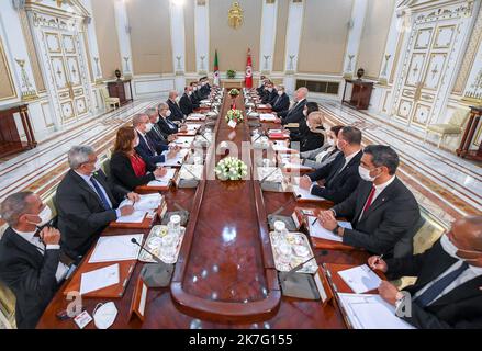 ©Yassine Mahjoub/MAXPPP - il presidente algerino Abdelmadidid Tebboune inizia una visita di Stato di due giorni in Tunisia mercoledì 15 e 16 dicembre su invito del suo omologo tunisino, KavØs SavØed, che lo ha ricevuto all'aeroporto di Tunisi-Cartagine e al palazzo di Cartagine. La visita ufficiale del Presidente algerino mira a 'rafforzare i legami di fraternità e le relazioni di cooperazione e partenariato, nonché a consolidare la consultazione e il coordinamento tra i leader dei due paesi su temi di attualità regionale e internazionale. Presidenza tunisina. Foto Stock