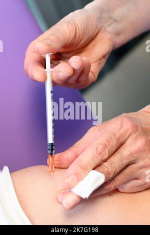 ©PHOTOPQR/l'EST REPUBLICAIN/Cedric JACQUOT ; Nancy ; 17/12/2021 ; CORONAVIRUS - COVD-19 - VACCINAZIONE - INIEZIONE - SERINGUE le CHRU de Nancy a ouvert la vaccination aux enfants fragiles, ce vendredi 17 décembre. Les premières injection de doses diluées du vaccin Pfeizer ont été réalisées à l'Hôpital d'enfants de Brabois. Dirigé par le Pr Schweitzer, le Pôle enfants accueille les bambins de 5 à 11 ans et leurs parents sur rendez-vous. D'ici fin décembre-début janvier la vaccinazioni sera ouverte à tous les enfants de 5 à 11 ans. Mais il n'est pas encore question de la rendre obligatoire. Nanc Foto Stock