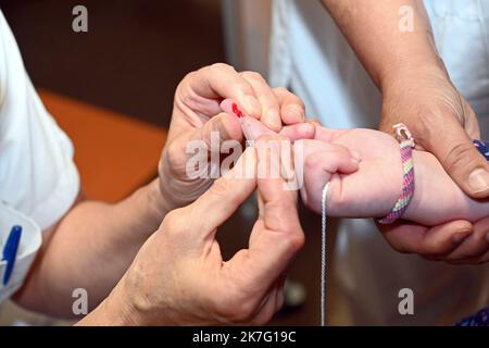 ©PHOTOPQR/l'EST REPUBLICAIN/Cedric JACQUOT ; Nancy ; 17/12/2021 ; CORONAVIRUS - COVD-19 - VACCINAZIONI le CHRU de Nancy a ouvert la vaccination aux enfants fragiles, ce vendredi 17 décembre. Les premières injection de doses diluées du vaccin Pfeizer ont été réalisées à l'Hôpital d'enfants de Brabois. Dirigé par le Pr Schweitzer, le Pôle enfants accueille les bambins de 5 à 11 ans et leurs parents sur rendez-vous. D'ici fin décembre-début janvier la vaccinazioni sera ouverte à tous les enfants de 5 à 11 ans. Mais il n'est pas encore question de la rendre obligatoire. Réalisation d'un test TROD. Foto Stock