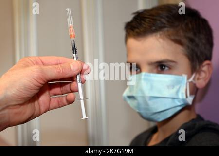 ©PHOTOPQR/l'EST REPUBLICAIN/Cedric JACQUOT ; Nancy ; 17/12/2021 ; CORONAVIRUS - COVD-19 - VACCINAZIONE - ENFANT - MASQUE - SERINGUE le CHRU de Nancy a ouvert la vaccination aux enfants fragiles, ce vendredi 17 décembre. Les premières injection de doses diluées du vaccin Pfeizer ont été réalisées à l'Hôpital d'enfants de Brabois. Dirigé par le Pr Schweitzer, le Pôle enfants accueille les bambins de 5 à 11 ans et leurs parents sur rendez-vous. D'ici fin décembre-début janvier la vaccinazioni sera ouverte à tous les enfants de 5 à 11 ans. Mais il n'est pas encore question de la rendre obligatoire Foto Stock