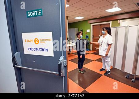 ©PHOTOPQR/l'EST REPUBLICAIN/Cedric JACQUOT ; Nancy ; 17/12/2021 ; CORONAVIRUS - COVD-19 - VACCINAZIONI le CHRU de Nancy a ouvert la vaccination aux enfants fragiles, ce vendredi 17 décembre. Les premières injection de doses diluées du vaccin Pfeizer ont été réalisées à l'Hôpital d'enfants de Brabois. Dirigé par le Pr Schweitzer, le Pôle enfants accueille les bambins de 5 à 11 ans et leurs parents sur rendez-vous. D'ici fin décembre-début janvier la vaccinazioni sera ouverte à tous les enfants de 5 à 11 ans. Mais il n'est pas encore question de la rendre obligatoire. Nancy, le 17 dicembre 2021. Foto Stock