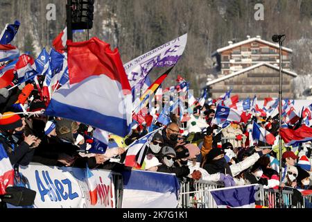 ©PHOTOPQR/LE DAUPHINE/Grégory YETCHMENIZA ; le Grand-Bornand ; 18/12/2021 ; Grégory YETCHMENIZA / LE DAUPHINE LIBERE / Photopqr LE GRAND-BORNAND (ALTA SAVOIA) le 18 décembre 2021 IBU WORLD CUP BIATHLON / ANNECY-LE GRAND BORNAND MEN 12,5 KM INSEGUIMENTO Quentin Fillon Maillet remportte la poursuite devant le russe Eduard latypogiv et le norjasten : Ambiance ligne d'Arrivée - Dic 18th 2021 IBU WORLD CUP BIATHLON Foto Stock