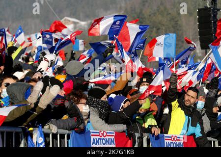 ©PHOTOPQR/LE DAUPHINE/Grégory YETCHMENIZA ; le Grand-Bornand ; 18/12/2021 ; Grégory YETCHMENIZA / LE DAUPHINE LIBERE / Photopqr LE GRAND-BORNAND (ALTA SAVOIA) le 18 décembre 2021 IBU WORLD CUP BIATHLON / ANNECY-LE GRAND BORNAND MEN 12,5 KM INSEGUIMENTO Quentin Fillon Maillet remportte la poursuite devant le russe Eduard latypogiv et le norjasten : Ambiance ligne d'Arrivée - Dic 18th 2021 IBU WORLD CUP BIATHLON Foto Stock