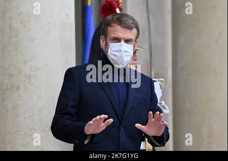 ©Julien Mattia / le Pictorium/MAXPPP - Julien Mattia / le Pictorium - 20/12/2021 - Francia / Ile-de-France / Parigi 8 - Le president francais Emmanuel Macron accueille le president rwandais Paul Kagame un figlio arrivee au palais Presidentiel de l'Elysee A Parigi / 20/12/2021 - Francia / Ile-de-France (regione) / Parigi 8th (8th circondario di Parigi) - Il presidente francese Emmanuel Macron dà il benvenuto al presidente ruandese Paul Kagame al suo arrivo al Palazzo Elysee di Parigi Foto Stock