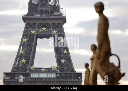 ©PHOTOPQR/LE PARISIEN/LP / ARNAUD JOURNOIS ; PARIS ; 06/01/2022 ; LES ETOILES DU DRAPEAU EUROPEEN SUR LA TOUR EIFFEL A L'OCCASIONE DE LA PRESIDENCE FRANCAISE DE L'UNION EUROPEENNE - PARIS, FRANCE, JAN 6TH 2022. Torre Eiffel decorata con stelle per la presidenza francese dell'UE Foto Stock