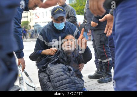 ©Yassine Mahjoub/MAXPPP - il portavoce ufficiale della Guardia Nazionale, ha detto questo Venerdì, 14 gennaio, che la situazione epidemica in Tunisia sta vivendo un'evoluzione nel numero di contaminazioni, a seguito della quale è stata presa una decisione di vietare riunioni e manifestazioni. Ha detto che le unità di sicurezza saranno dispiegate sulla scena a Habib-Bourguiba Avenue nel centro di Tunisi, e la protesta sarà gestita in conformità con la legge. Il consiglio ministeriale, tenutosi il 11 gennaio 2022, ha deciso un coprifuoco dalle ore 10 alle ore 5 del giorno seguente, nonché un divieto di riunioni e manifestazioni Foto Stock