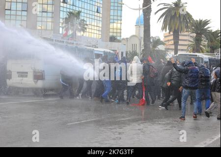 ©Yassine Mahjoub/MAXPPP - il portavoce ufficiale della Guardia Nazionale, ha detto questo Venerdì, 14 gennaio, che la situazione epidemica in Tunisia sta vivendo un'evoluzione nel numero di contaminazioni, a seguito della quale è stata presa una decisione di vietare riunioni e manifestazioni. Ha detto che le unità di sicurezza saranno dispiegate sulla scena a Habib-Bourguiba Avenue nel centro di Tunisi, e la protesta sarà gestita in conformità con la legge. Il consiglio ministeriale, tenutosi il 11 gennaio 2022, ha deciso un coprifuoco dalle ore 10 alle ore 5 del giorno seguente, nonché un divieto di riunioni e manifestazioni Foto Stock