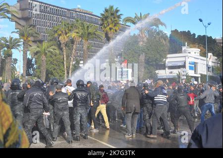 ©Yassine Mahjoub/MAXPPP - il portavoce ufficiale della Guardia Nazionale, ha detto questo Venerdì, 14 gennaio, che la situazione epidemica in Tunisia sta vivendo un'evoluzione nel numero di contaminazioni, a seguito della quale è stata presa una decisione di vietare riunioni e manifestazioni. Ha detto che le unità di sicurezza saranno dispiegate sulla scena a Habib-Bourguiba Avenue nel centro di Tunisi, e la protesta sarà gestita in conformità con la legge. Il consiglio ministeriale, tenutosi il 11 gennaio 2022, ha deciso un coprifuoco dalle ore 10 alle ore 5 del giorno seguente, nonché un divieto di riunioni e manifestazioni Foto Stock