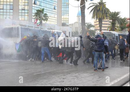 ©Yassine Mahjoub/MAXPPP - il portavoce ufficiale della Guardia Nazionale, ha detto questo Venerdì, 14 gennaio, che la situazione epidemica in Tunisia sta vivendo un'evoluzione nel numero di contaminazioni, a seguito della quale è stata presa una decisione di vietare riunioni e manifestazioni. Ha detto che le unità di sicurezza saranno dispiegate sulla scena a Habib-Bourguiba Avenue nel centro di Tunisi, e la protesta sarà gestita in conformità con la legge. Il consiglio ministeriale, tenutosi il 11 gennaio 2022, ha deciso un coprifuoco dalle ore 10 alle ore 5 del giorno seguente, nonché un divieto di riunioni e manifestazioni Foto Stock