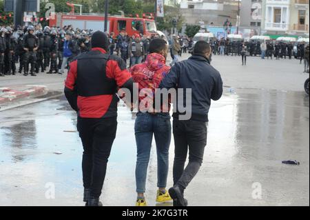 ©Yassine Mahjoub/MAXPPP - il portavoce ufficiale della Guardia Nazionale, ha detto questo Venerdì, 14 gennaio, che la situazione epidemica in Tunisia sta vivendo un'evoluzione nel numero di contaminazioni, a seguito della quale è stata presa una decisione di vietare riunioni e manifestazioni. Ha detto che le unità di sicurezza saranno dispiegate sulla scena a Habib-Bourguiba Avenue nel centro di Tunisi, e la protesta sarà gestita in conformità con la legge. Il consiglio ministeriale, tenutosi il 11 gennaio 2022, ha deciso un coprifuoco dalle ore 10 alle ore 5 del giorno seguente, nonché un divieto di riunioni e manifestazioni Foto Stock