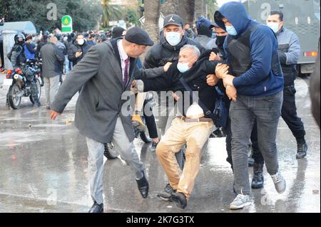 ©Yassine Mahjoub/MAXPPP - il portavoce ufficiale della Guardia Nazionale, ha detto questo Venerdì, 14 gennaio, che la situazione epidemica in Tunisia sta vivendo un'evoluzione nel numero di contaminazioni, a seguito della quale è stata presa una decisione di vietare riunioni e manifestazioni. Ha detto che le unità di sicurezza saranno dispiegate sulla scena a Habib-Bourguiba Avenue nel centro di Tunisi, e la protesta sarà gestita in conformità con la legge. Il consiglio ministeriale, tenutosi il 11 gennaio 2022, ha deciso un coprifuoco dalle ore 10 alle ore 5 del giorno seguente, nonché un divieto di riunioni e manifestazioni Foto Stock