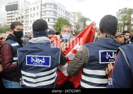 ©Yassine Mahjoub/MAXPPP - il portavoce ufficiale della Guardia Nazionale, ha detto questo Venerdì, 14 gennaio, che la situazione epidemica in Tunisia sta vivendo un'evoluzione nel numero di contaminazioni, a seguito della quale è stata presa una decisione di vietare riunioni e manifestazioni. Ha detto che le unità di sicurezza saranno dispiegate sulla scena a Habib-Bourguiba Avenue nel centro di Tunisi, e la protesta sarà gestita in conformità con la legge. Il consiglio ministeriale, tenutosi il 11 gennaio 2022, ha deciso un coprifuoco dalle ore 10 alle ore 5 del giorno seguente, nonché un divieto di riunioni e manifestazioni Foto Stock