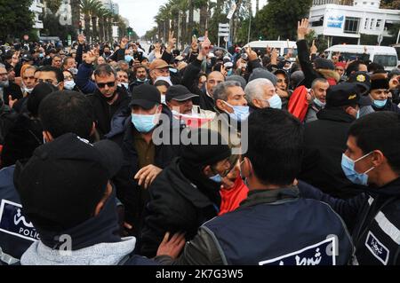 ©Yassine Mahjoub/MAXPPP - il portavoce ufficiale della Guardia Nazionale, ha detto questo Venerdì, 14 gennaio, che la situazione epidemica in Tunisia sta vivendo un'evoluzione nel numero di contaminazioni, a seguito della quale è stata presa una decisione di vietare riunioni e manifestazioni. Ha detto che le unità di sicurezza saranno dispiegate sulla scena a Habib-Bourguiba Avenue nel centro di Tunisi, e la protesta sarà gestita in conformità con la legge. Il consiglio ministeriale, tenutosi il 11 gennaio 2022, ha deciso un coprifuoco dalle ore 10 alle ore 5 del giorno seguente, nonché un divieto di riunioni e manifestazioni Foto Stock