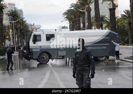 ©Yassine Mahjoub/MAXPPP - il portavoce ufficiale della Guardia Nazionale, ha detto questo Venerdì, 14 gennaio, che la situazione epidemica in Tunisia sta vivendo un'evoluzione nel numero di contaminazioni, a seguito della quale è stata presa una decisione di vietare riunioni e manifestazioni. Ha detto che le unità di sicurezza saranno dispiegate sulla scena a Habib-Bourguiba Avenue nel centro di Tunisi, e la protesta sarà gestita in conformità con la legge. Il consiglio ministeriale, tenutosi il 11 gennaio 2022, ha deciso un coprifuoco dalle ore 10 alle ore 5 del giorno seguente, nonché un divieto di riunioni e manifestazioni Foto Stock