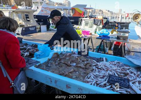 ©PHOTOPQR/VOIX DU NORD/Thierry Thorel ; 17/01/2022 ; Marseille, le 17-01-2022. Vente directe de la peche du jour sur le Vieux Port par les Marins - Foto Thierry Thorel / la Voix du Nord - Vendita diretta della pesca del giorno nel Porto Vecchio da parte dei marinai Foto Stock