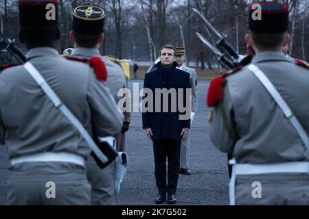 @ Pool/ Raphael Lafargue/Maxppp, Francia, Haguenau, Presidente francese Emmanuel Macron durante una cerimonia di benvenuto precedente il suo nuovo anno desidera discorso alle forze militari nel campo di Oberhoffen a Haguenau, Francia orientale, il 19 gennaio 2022. Foto Stock