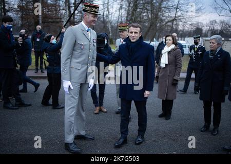 @ Pool/ Raphael Lafargue/Maxppp, Francia, Haguenau, Presidente francese Emmanuel Macron durante una cerimonia di benvenuto precedente il suo nuovo anno desidera discorso alle forze militari nel campo di Oberhoffen a Haguenau, Francia orientale, il 19 gennaio 2022 Foto Stock