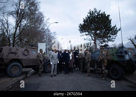 @ Pool/ Raphael Lafargue/Maxppp, Francia, Haguenau, Presidente francese Emmanuel Macron, Capo dello Stato maggiore della Difesa Thierry Burkhard, Ministro francese della Difesa Firenze Parly parla alle forze militari durante la sua visita alla base militare di Oberhoffen prima del suo discorso di Capodanno alle forze militari nel campo di Oberhoffen a Haguenau, francia orientale, il 19 gennaio 2022. Foto Stock