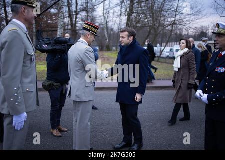 @ Pool/ Raphael Lafargue/Maxppp, Francia, Haguenau, il Presidente francese Emmanuel Macron saluta il Capo dello Stato maggiore della Difesa Thierry Burkhard durante una cerimonia di benvenuto precedente il suo discorso di Capodanno alle forze militari nel campo di Oberhoffen a Haguenau, nella Francia orientale, il 19 gennaio 2022 Foto Stock