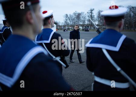 @ Pool/ Raphael Lafargue/Maxppp, Francia, Haguenau, Presidente francese Emmanuel Macron durante una cerimonia di benvenuto precedente il suo nuovo anno desidera discorso alle forze militari nel campo di Oberhoffen a Haguenau, Francia orientale, il 19 gennaio 2022 Foto Stock