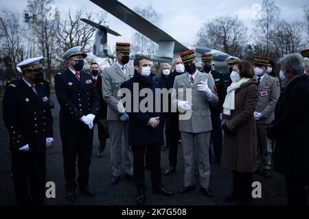 @ Pool/ Raphael Lafargue/Maxppp, Francia, Haguenau, Presidente francese Emmanuel Macron, Capo dello Stato maggiore della Difesa Thierry Burkhard, Ministro francese della Difesa Firenze Parly visita la base militare di Oberhoffen prima del suo discorso di Capodanno alle forze militari del campo di Oberhoffen a Haguenau, Francia orientale, il 19 gennaio 2022 Foto Stock