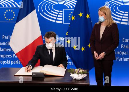 @ Pool/ Raphael Lafargue/Maxppp, il Presidente francese Emmanuel Macron firma il libro d'oro accanto al neoeletto Presidente del Parlamento europeo Roberta Metsola prima di intervenire in una sessione plenaria del Parlamento europeo in quanto la Francia detiene attualmente la presidenza di turno dell'Unione europea, a Strasburgo, nella Francia orientale, il 19 gennaio 2022. Foto Stock