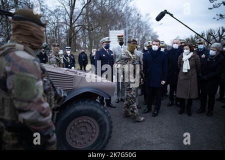 @ Pool/ Raphael Lafargue/Maxppp, Francia, Haguenau, Presidente francese Emmanuel Macron, Capo dello Stato maggiore della Difesa Thierry Burkhard, Ministro francese della Difesa Firenze Parly parla alle forze militari durante la sua visita alla base militare di Oberhoffen prima del suo discorso di Capodanno alle forze militari nel campo di Oberhoffen a Haguenau, francia orientale, il 19 gennaio 2022. Foto Stock